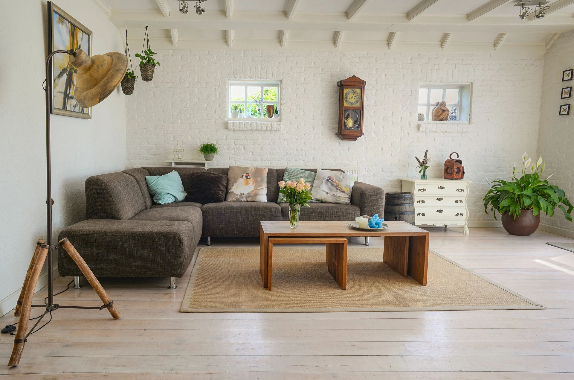 Ein chaotisches Wohnzimmer, das Stress verursacht.