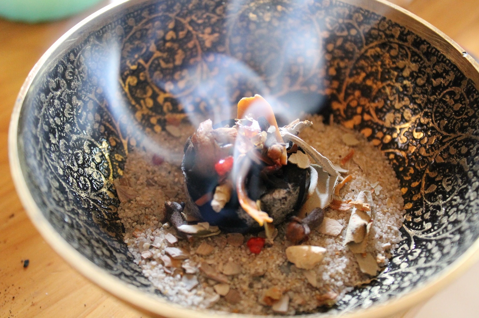 Traditionelle Räucherschale mit Kräutern und Rauch für die Rauhnächte.